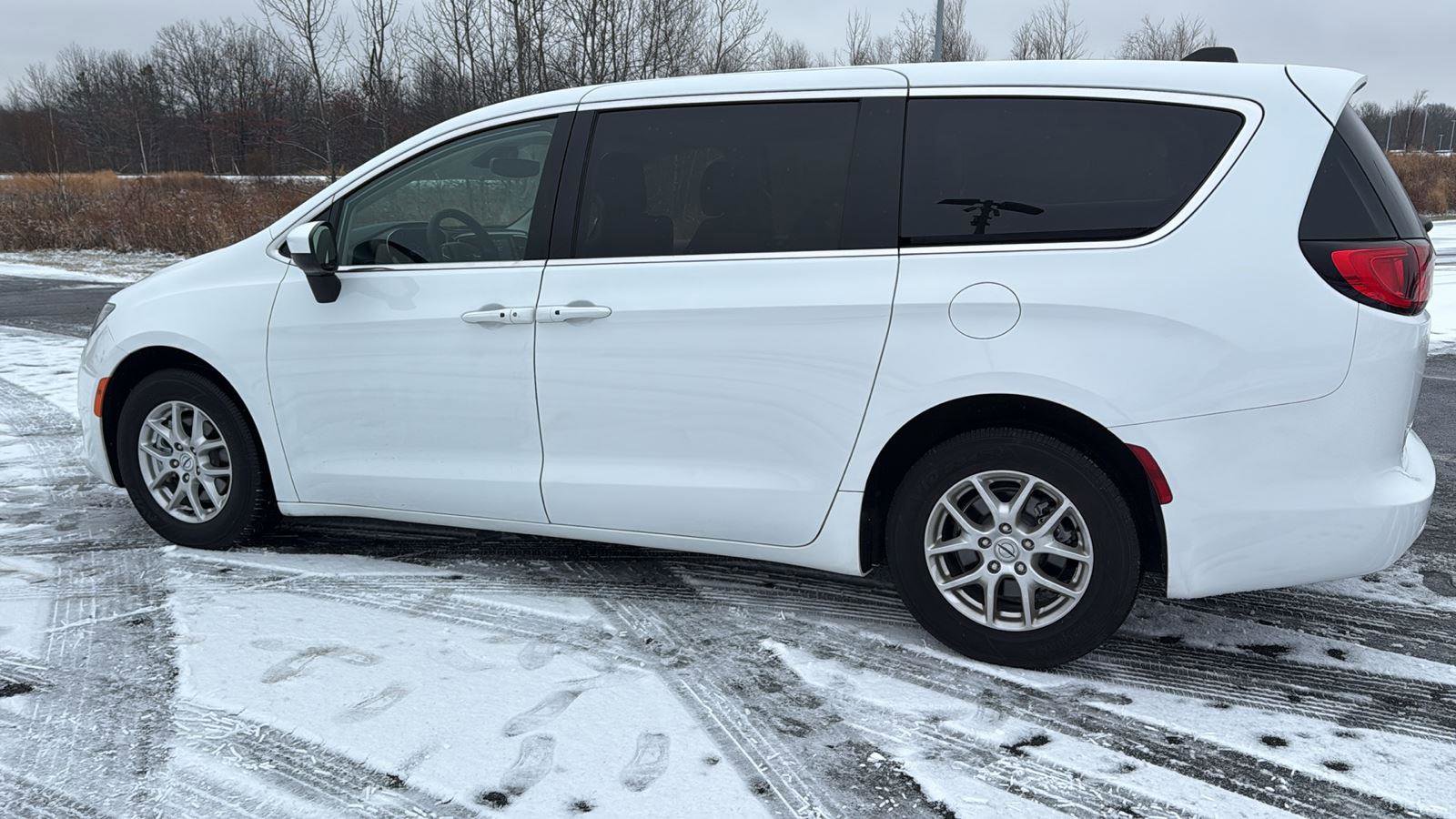 Used 2023 Chrysler Voyager LX image 10