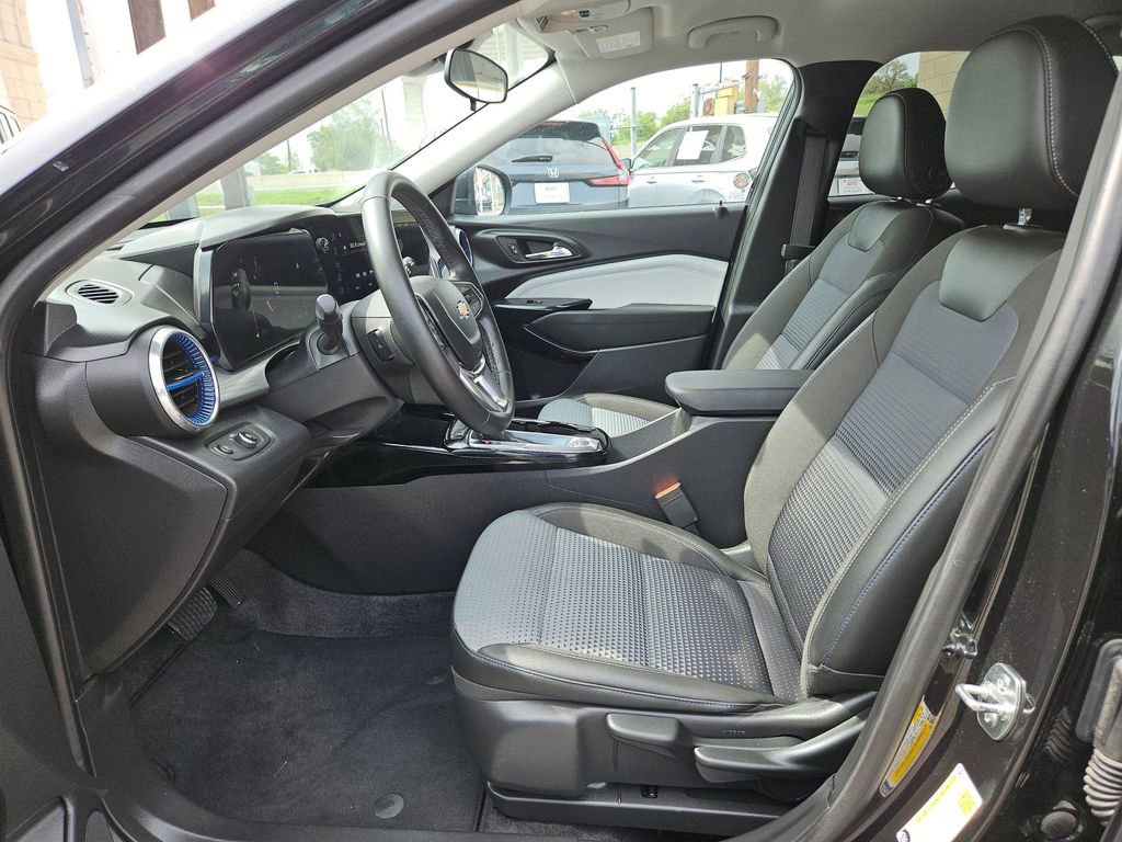 Used 2025 Chevrolet Trax LT w/ LT Convenience Package FWD image 11