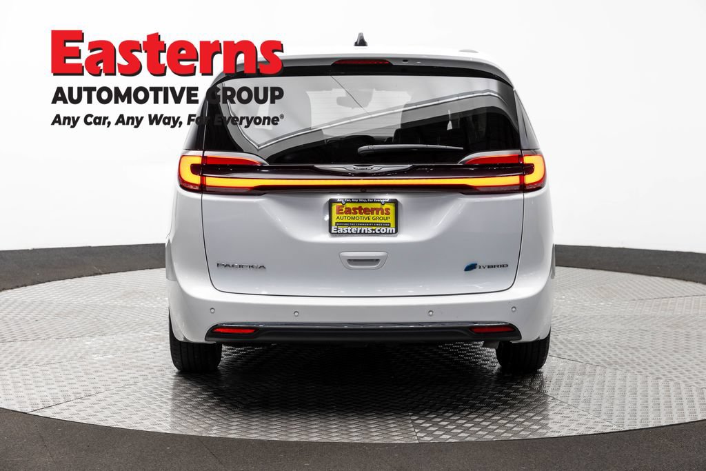 Used 2023 Chrysler Pacifica Touring-L FWD image 6