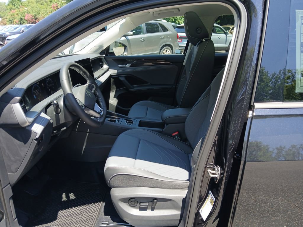 New 2025 Volkswagen Tiguan SE image 9