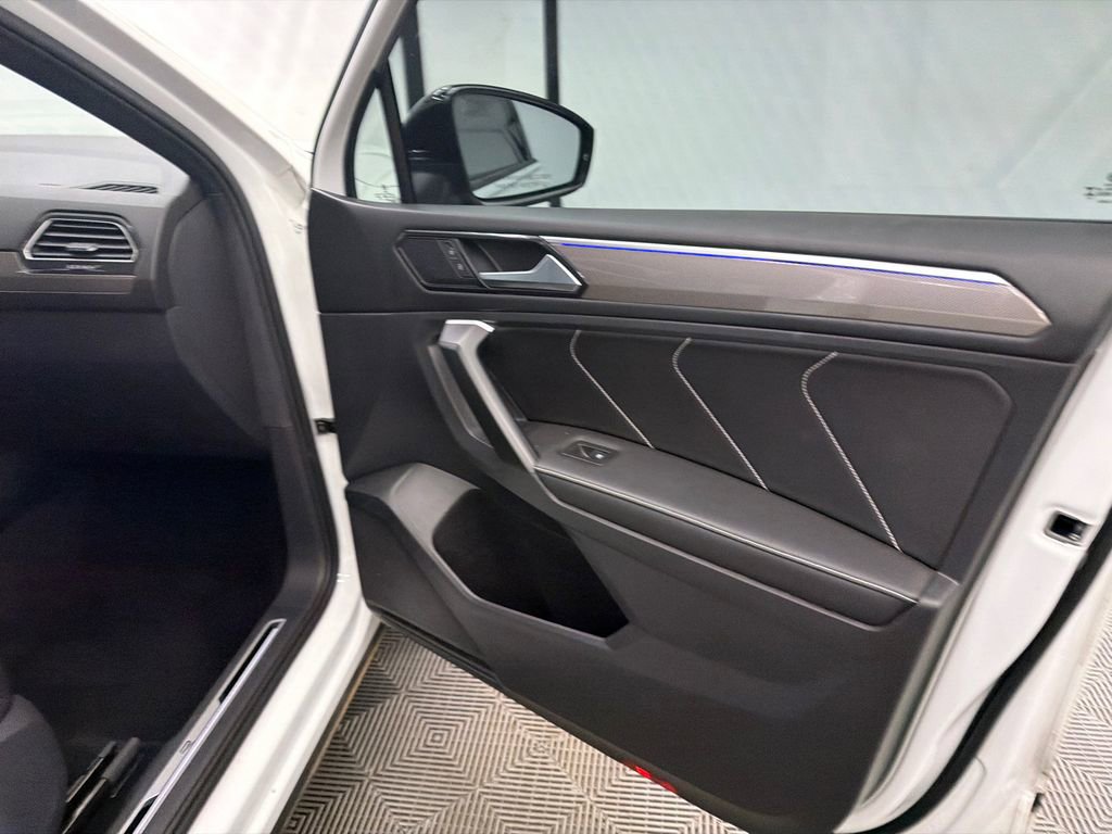 Used 2024 Volkswagen Tiguan SE R-Line FWD image 16