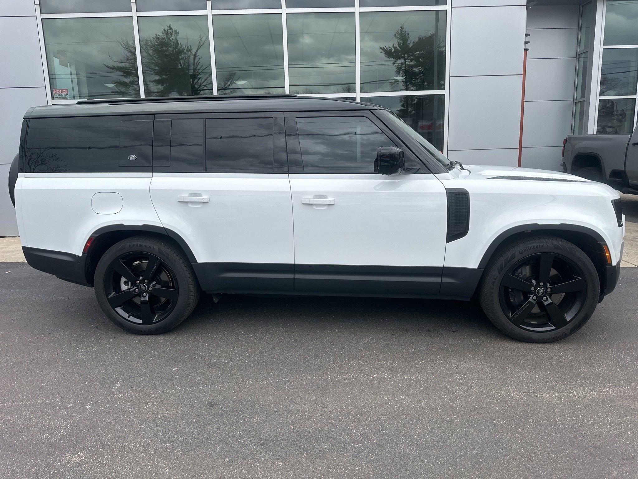 Used 2024 Land Rover Defender 130 S image 6