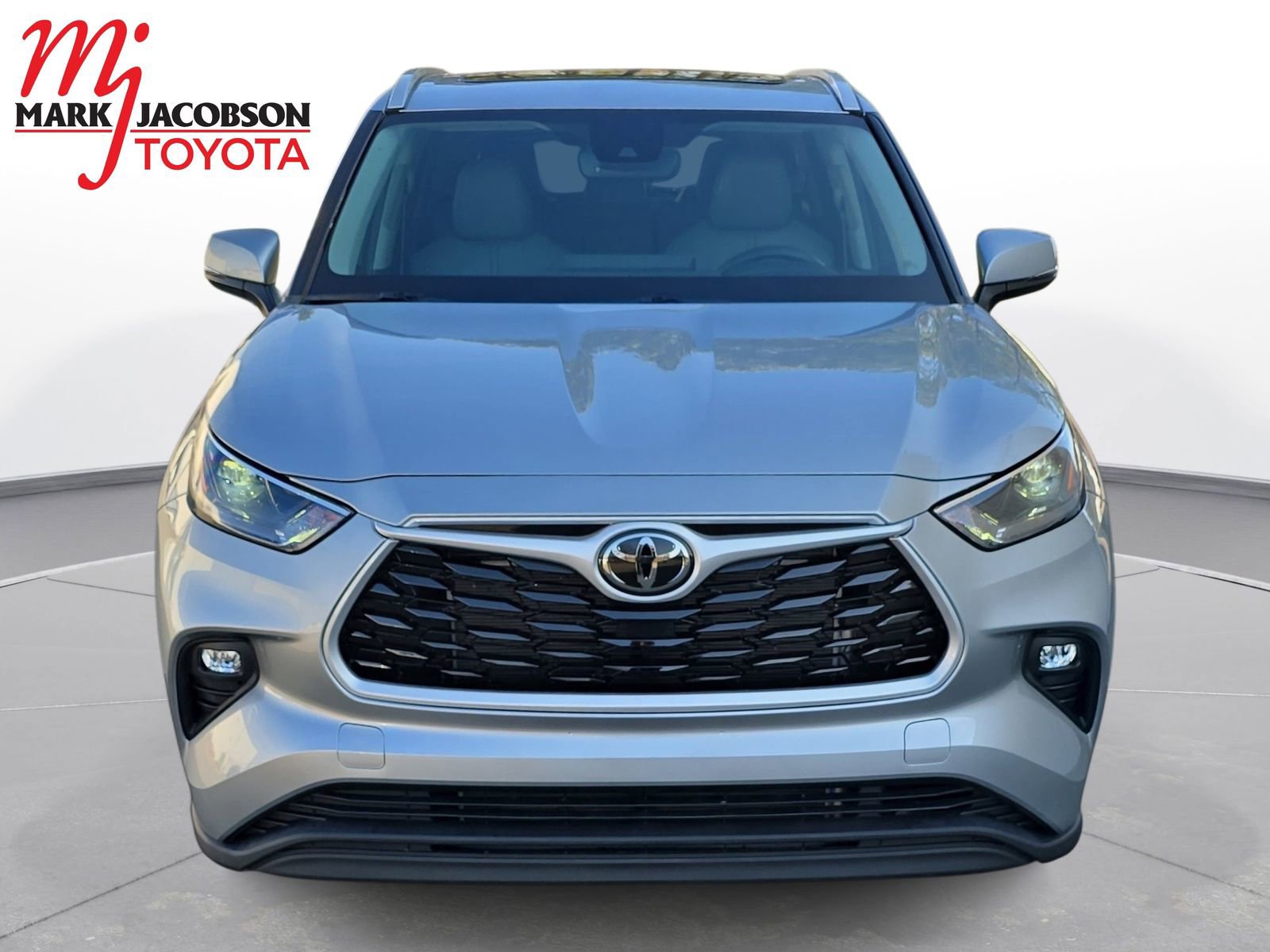 Used 2023 Toyota Highlander XLE image 3