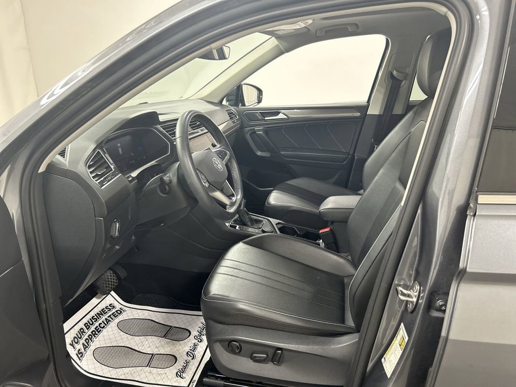Certified 2024 Volkswagen Tiguan SE w/ Panoramic Sunroof Package AWD/4WD image 9
