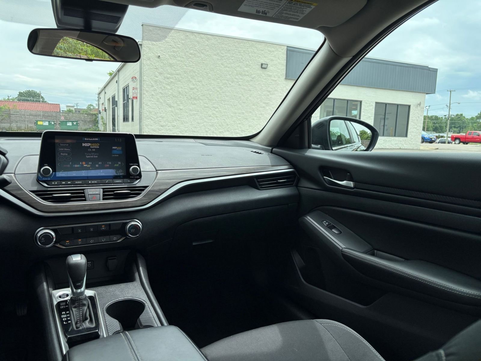 Used 2025 Nissan Altima 2.5 SV FWD image 36