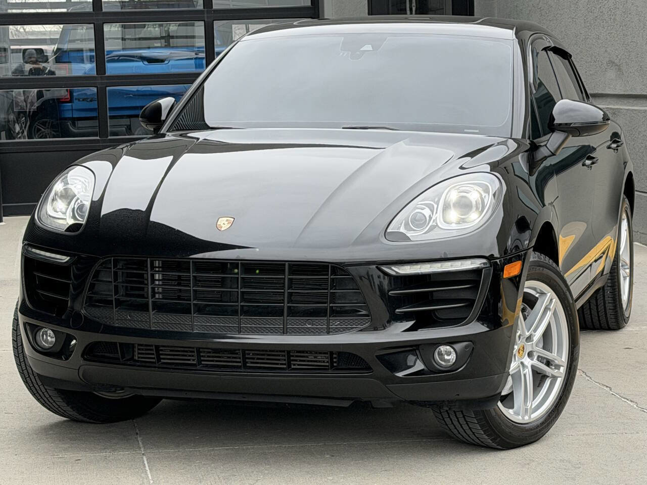 Used 2018 Porsche Macan Base AWD 4dr SUV image 3