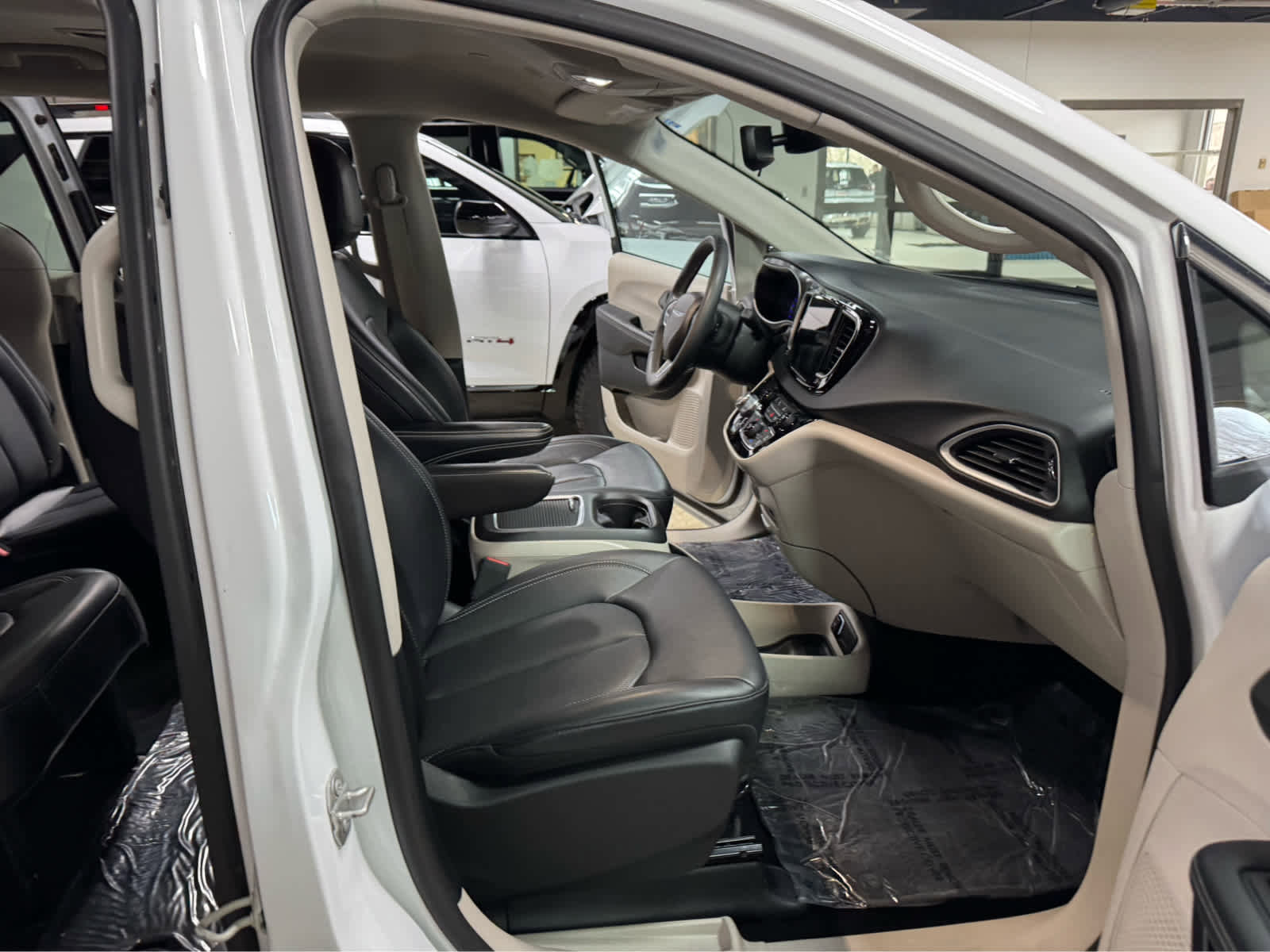 Used 2024 Chrysler Pacifica Touring-L image 11