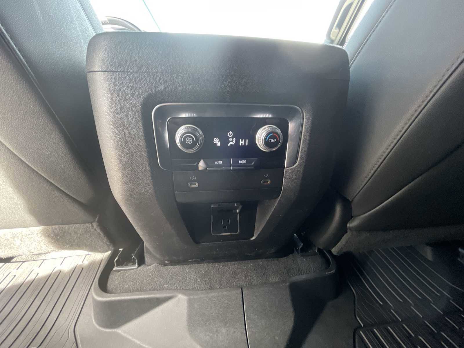 Used 2024 GMC Yukon XL SLT image 21