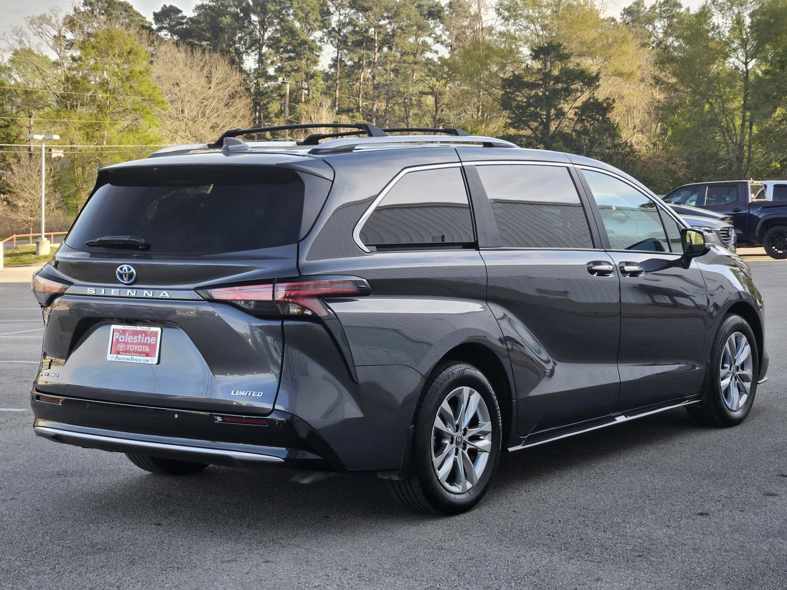 Used 2025 Toyota Sienna Limited image 4
