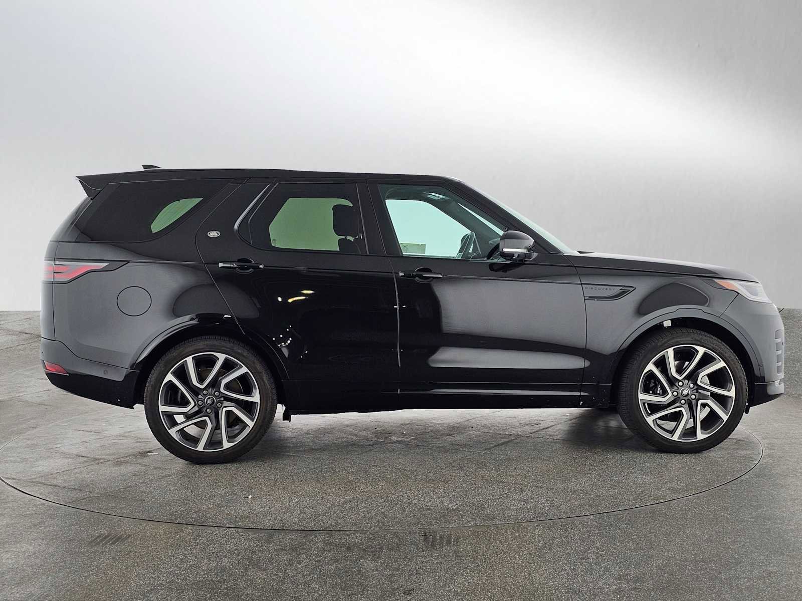 Used 2024 Land Rover Discovery Metropolitan Edition image 4