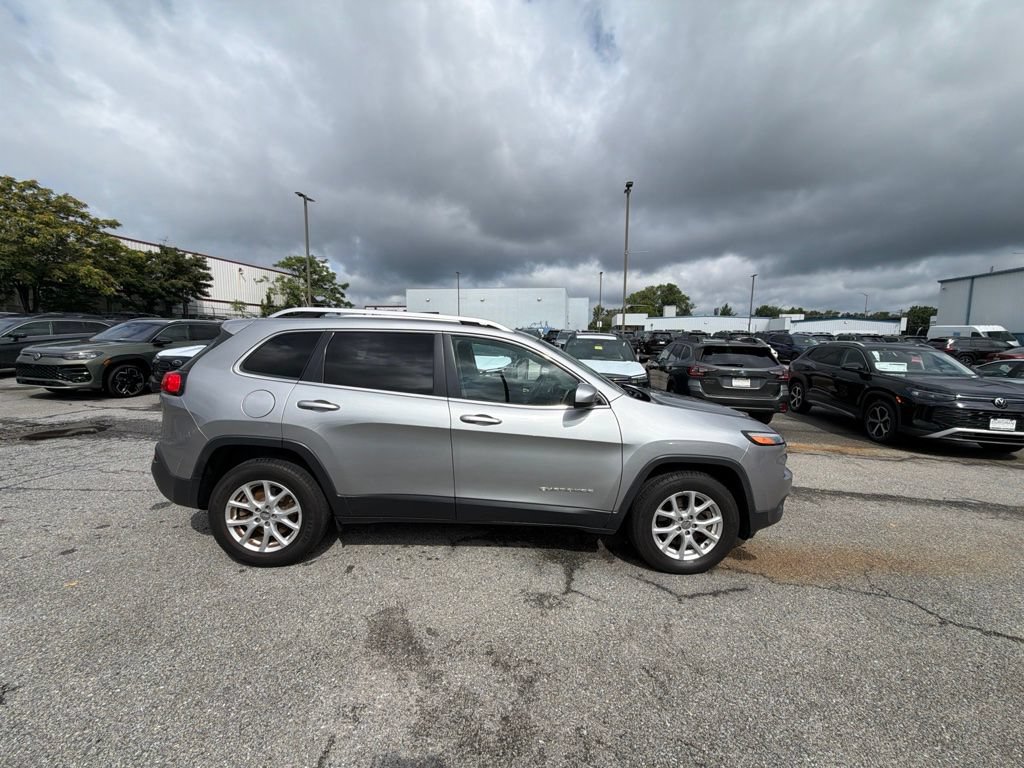 Used 2017 Jeep Cherokee Latitude w/ Cold Weather Group AWD/4WD image 7