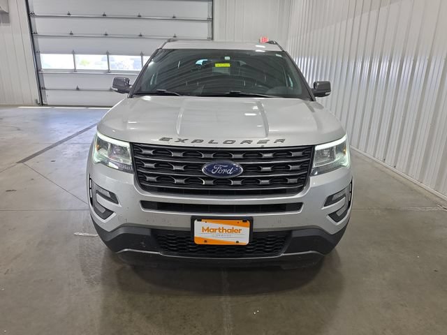 Used 2017 Ford Explorer XLT w/ Equipment Group 202A AWD/4WD image 3