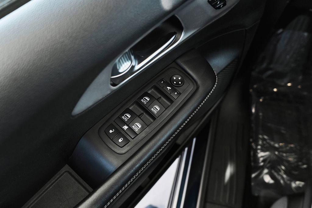 Used 2025 Chrysler Pacifica Limited FWD image 15