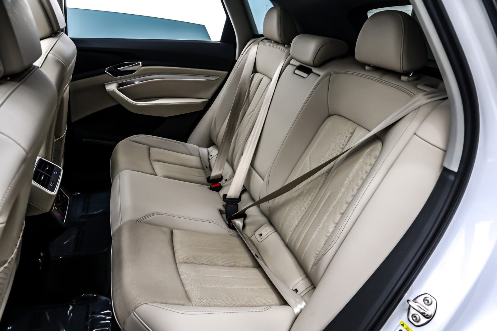 Used 2024 Audi Q8 e-tron Premium Plus w/ Premium Plus Package image 9