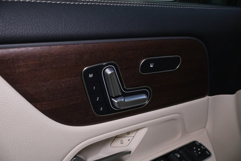 Used 2021 Mercedes-Benz GLA 250 4MATIC w/ Premium Package image 16