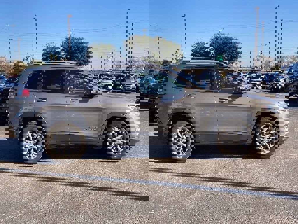 Used 2021 Jeep Cherokee Latitude image 4