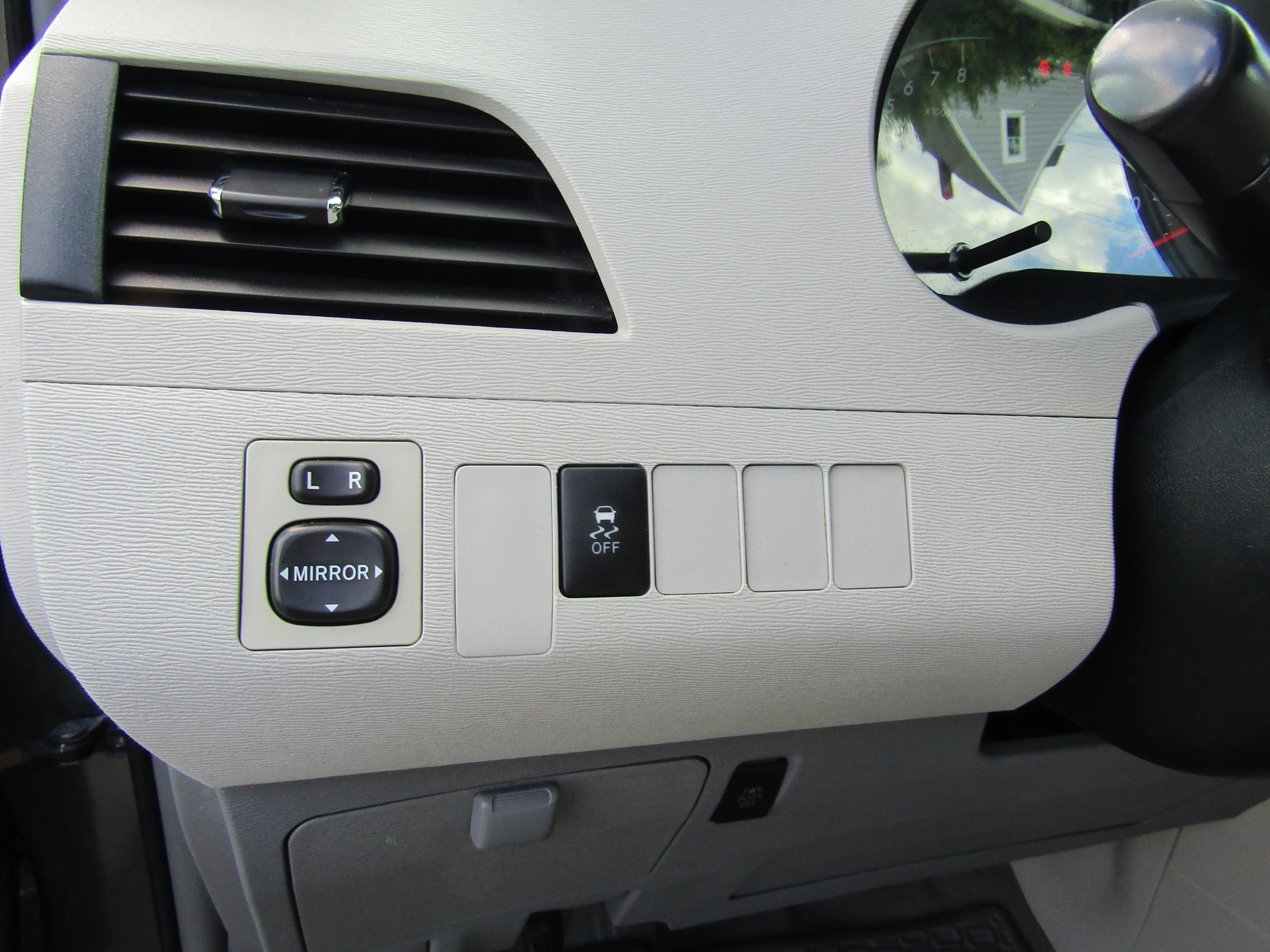 Used 2013 Toyota Sienna LE w/ Towing Pkg FWD image 26