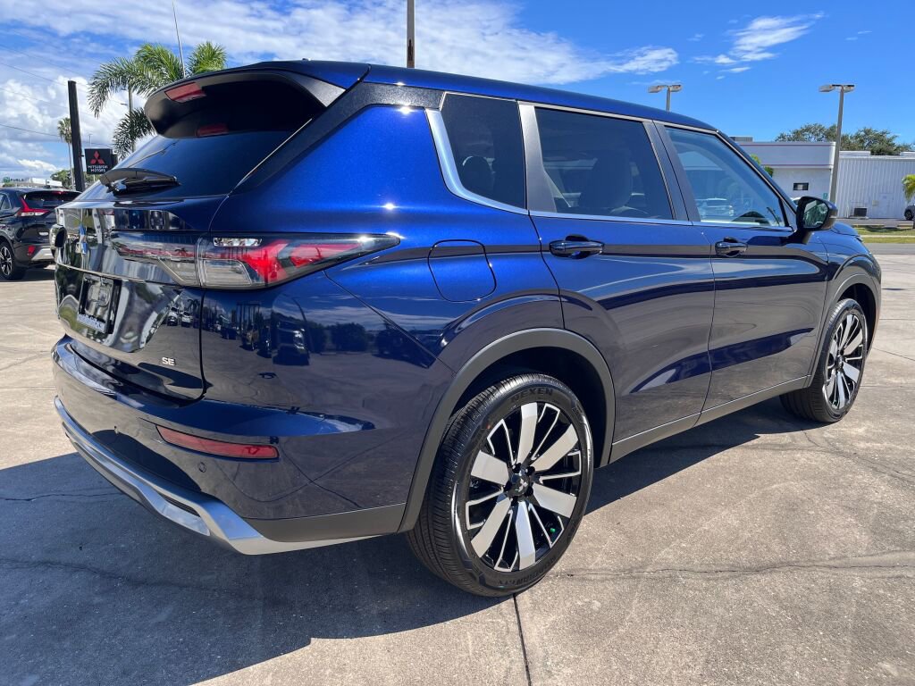 New 2025 Mitsubishi Outlander SE image 3