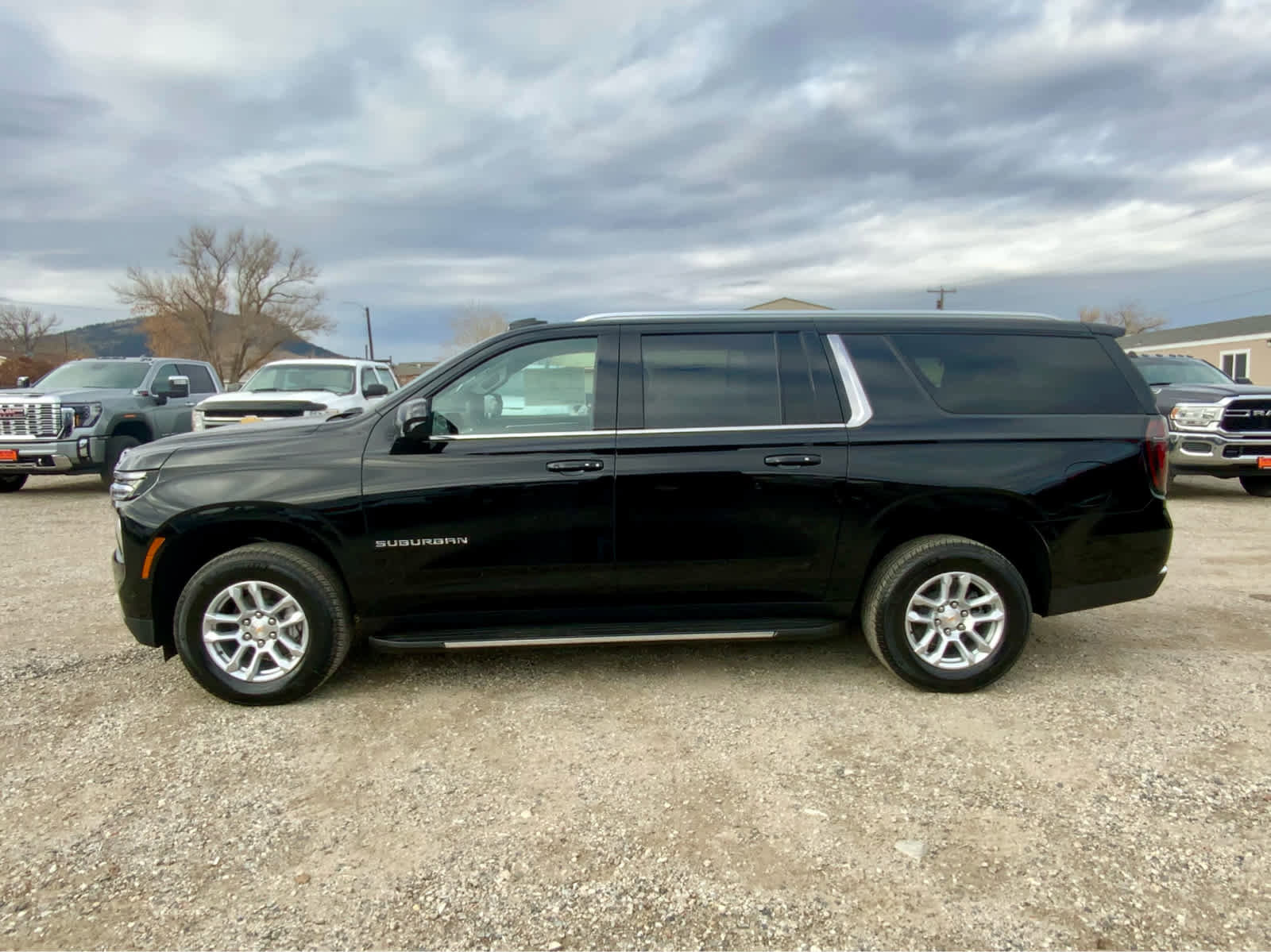 New 2026 Chevrolet Suburban LS image 2
