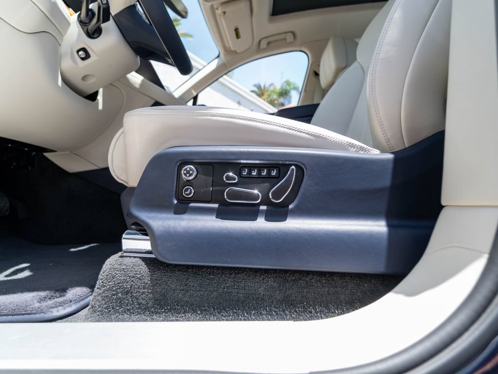 Used 2024 Bentley Bentayga AWD/4WD image 14