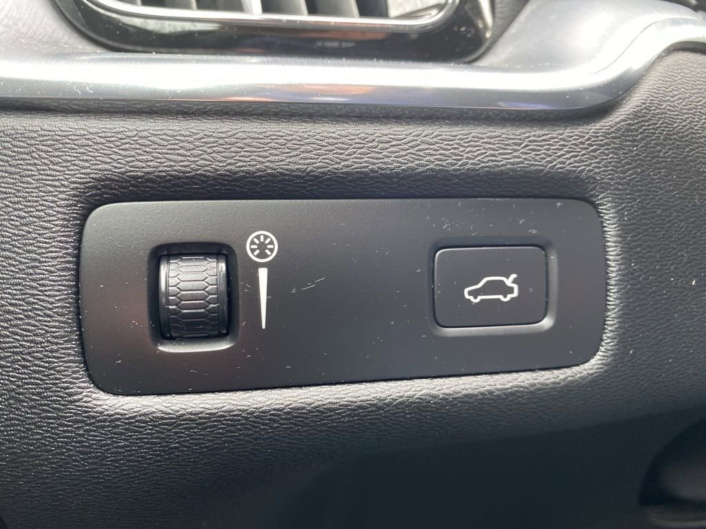 Used 2019 Volvo XC60 T6 Momentum w/ Premium Package image 26