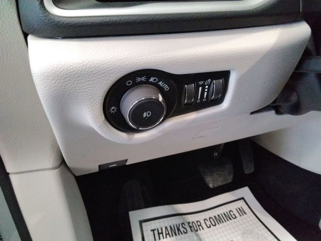 Used 2024 Chrysler Pacifica Touring-L image 15
