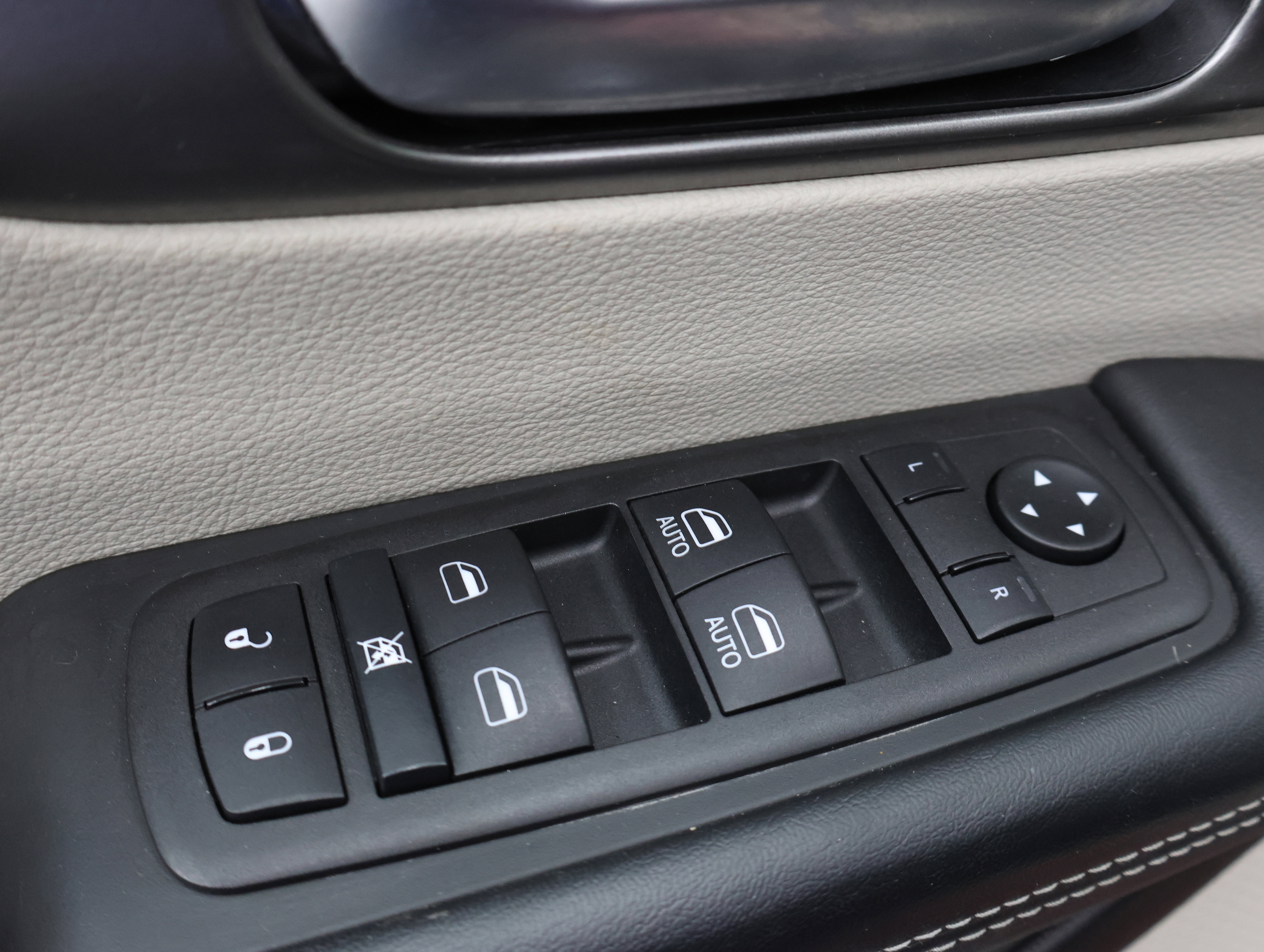 Used 2023 Chrysler Pacifica Touring-L AWD/4WD image 42