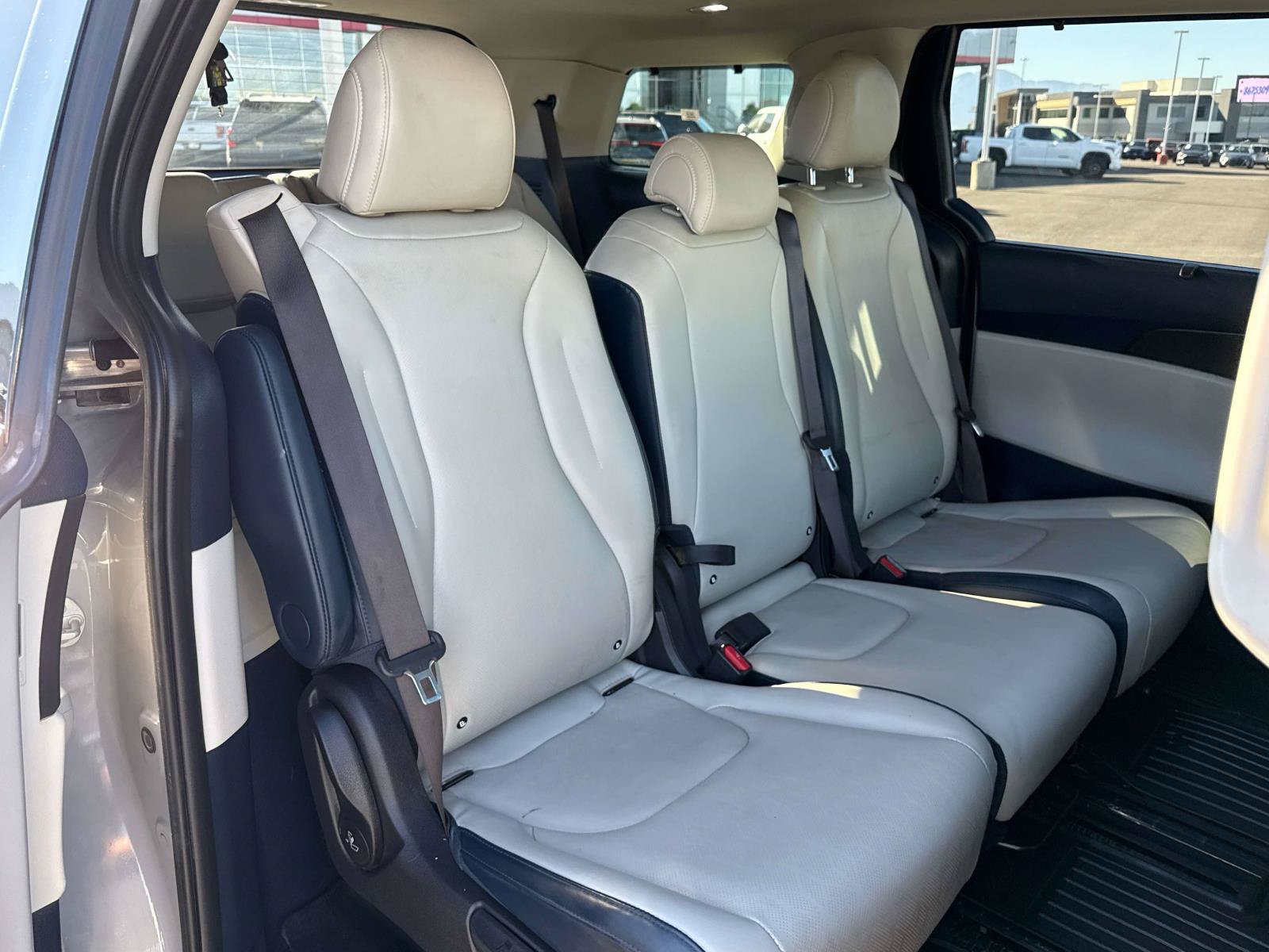 Used 2025 Kia Carnival SX w/ SX Dark Edition Package FWD image 16