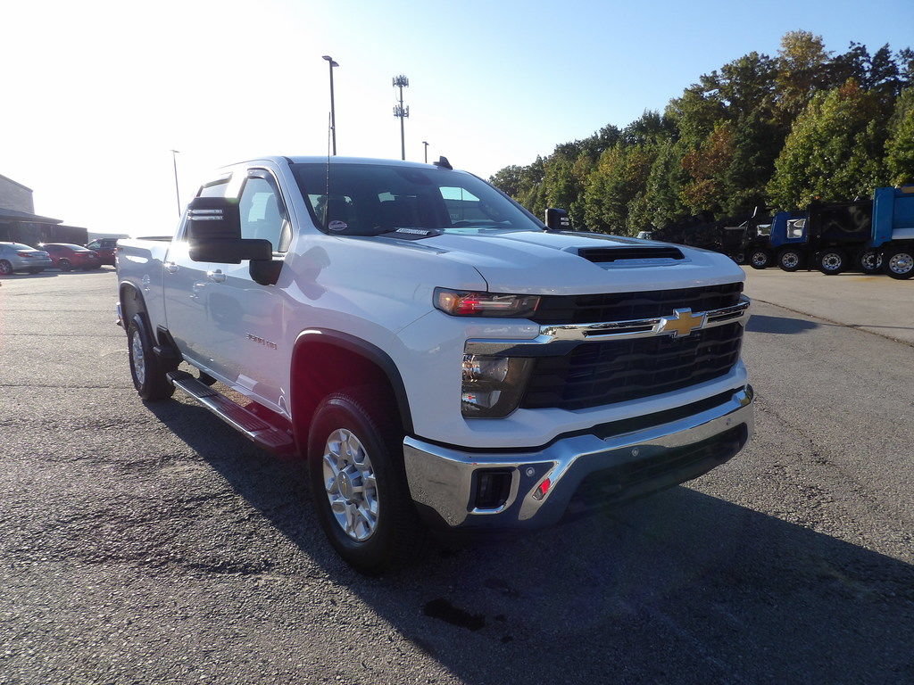 Used 2025 Chevrolet Silverado 3500 LT w/ Safety Package AWD/4WD image 11