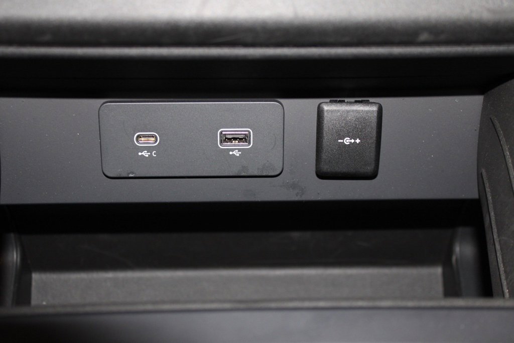 Certified 2024 Land Rover Defender 130 V8 image 31