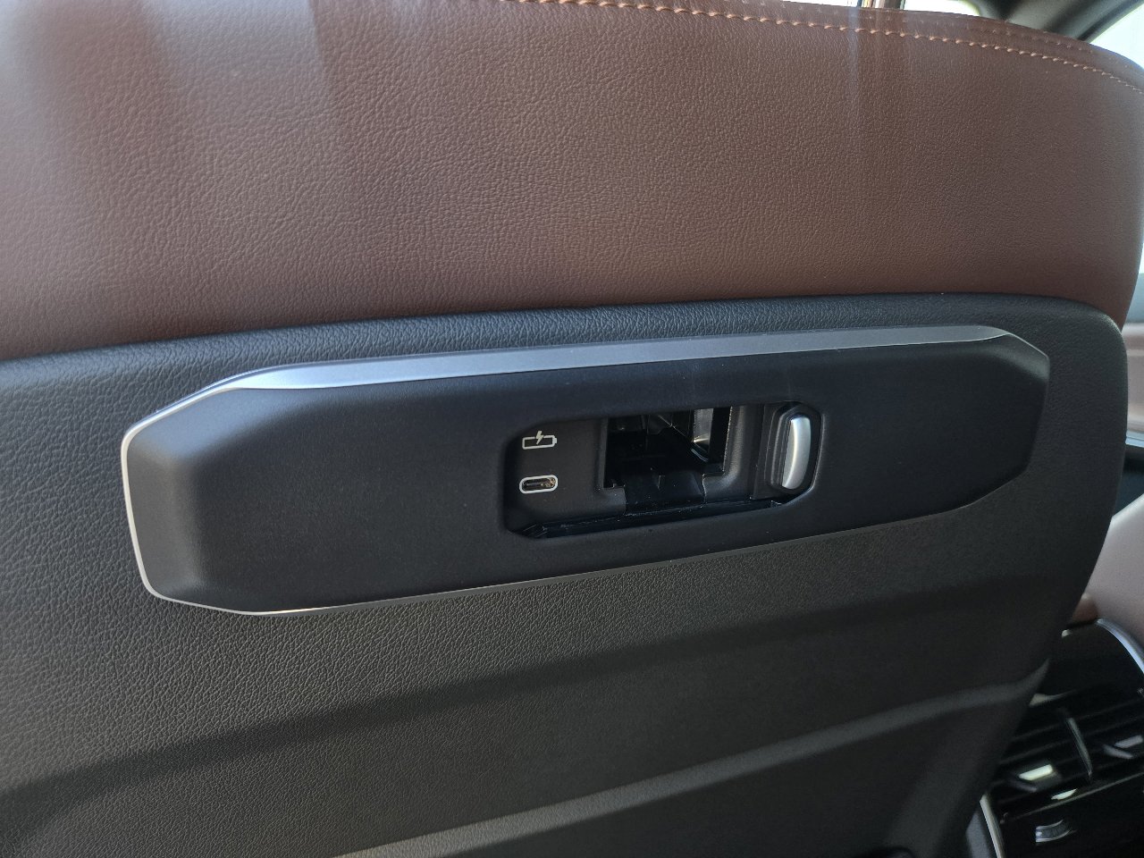 Used 2026 BMW X5 xDrive50e w/ Climate Comfort Package image 35