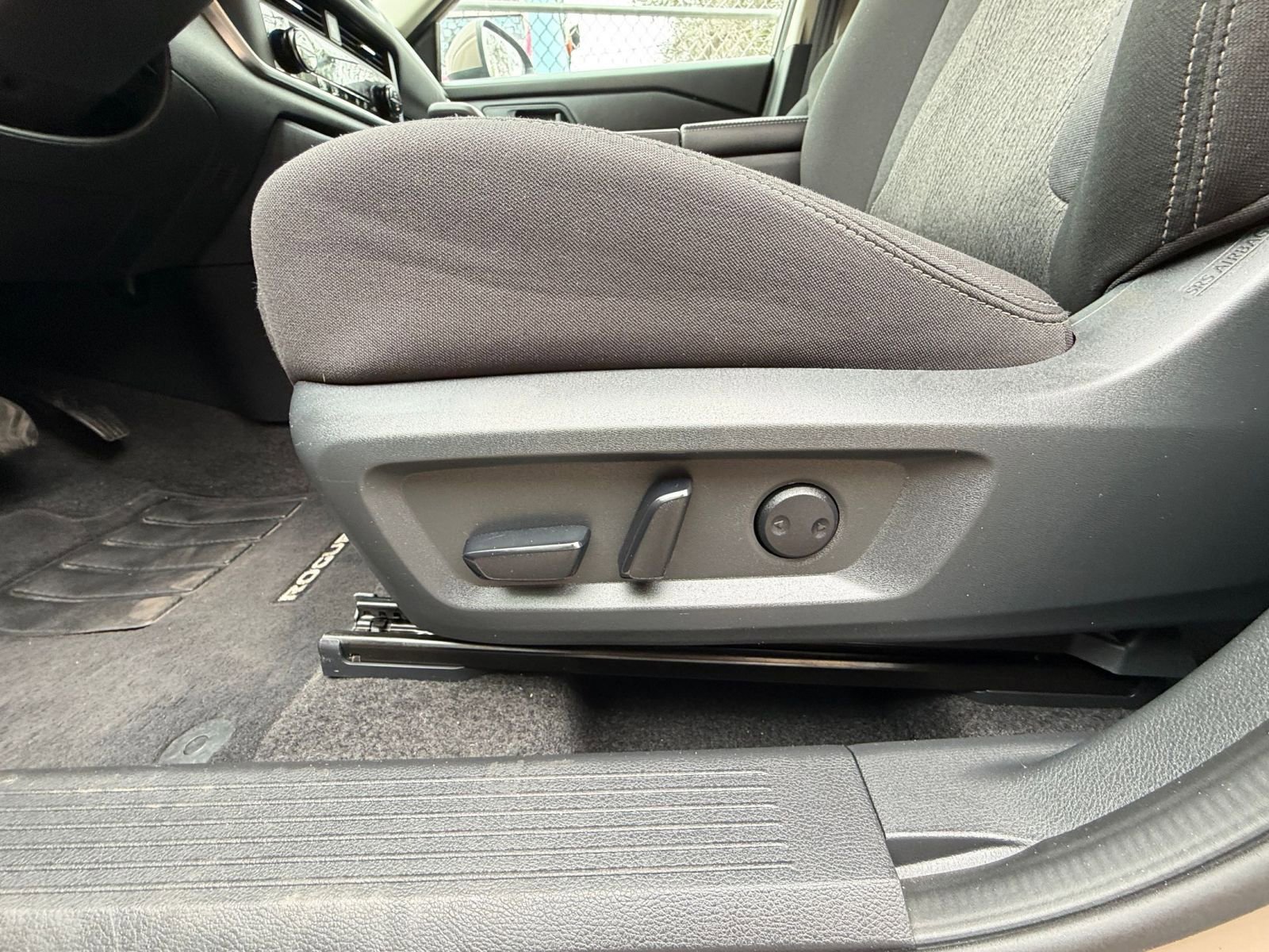 Used 2025 Nissan Rogue SV AWD/4WD image 22