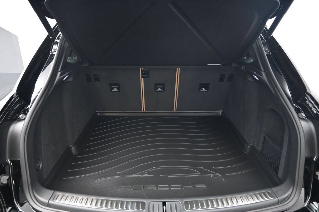 Certified 2026 Porsche Macan AWD/4WD image 23