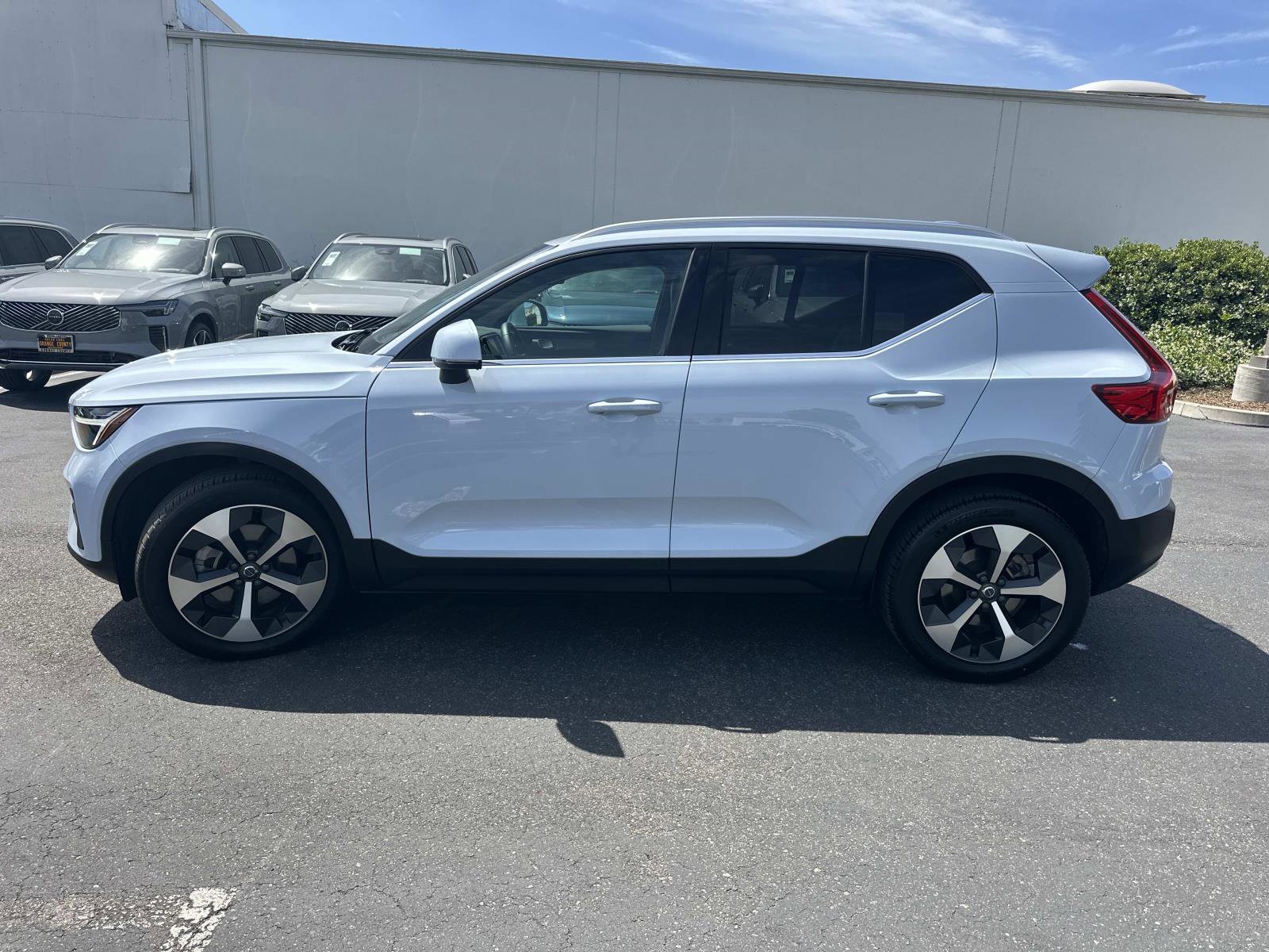 Used 2025 Volvo XC40 B5 Core w/ Climate Package image 7