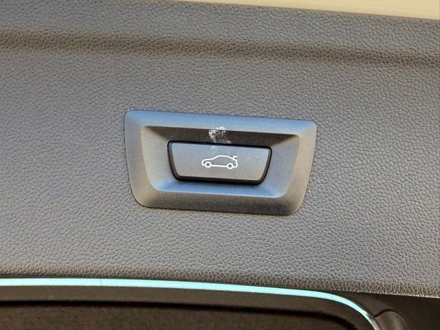 Used 2026 BMW iX xDrive45 w/ Premium Package image 17