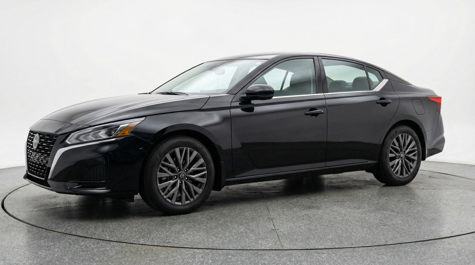 Used 2025 Nissan Altima 2.5 SV FWD image 3
