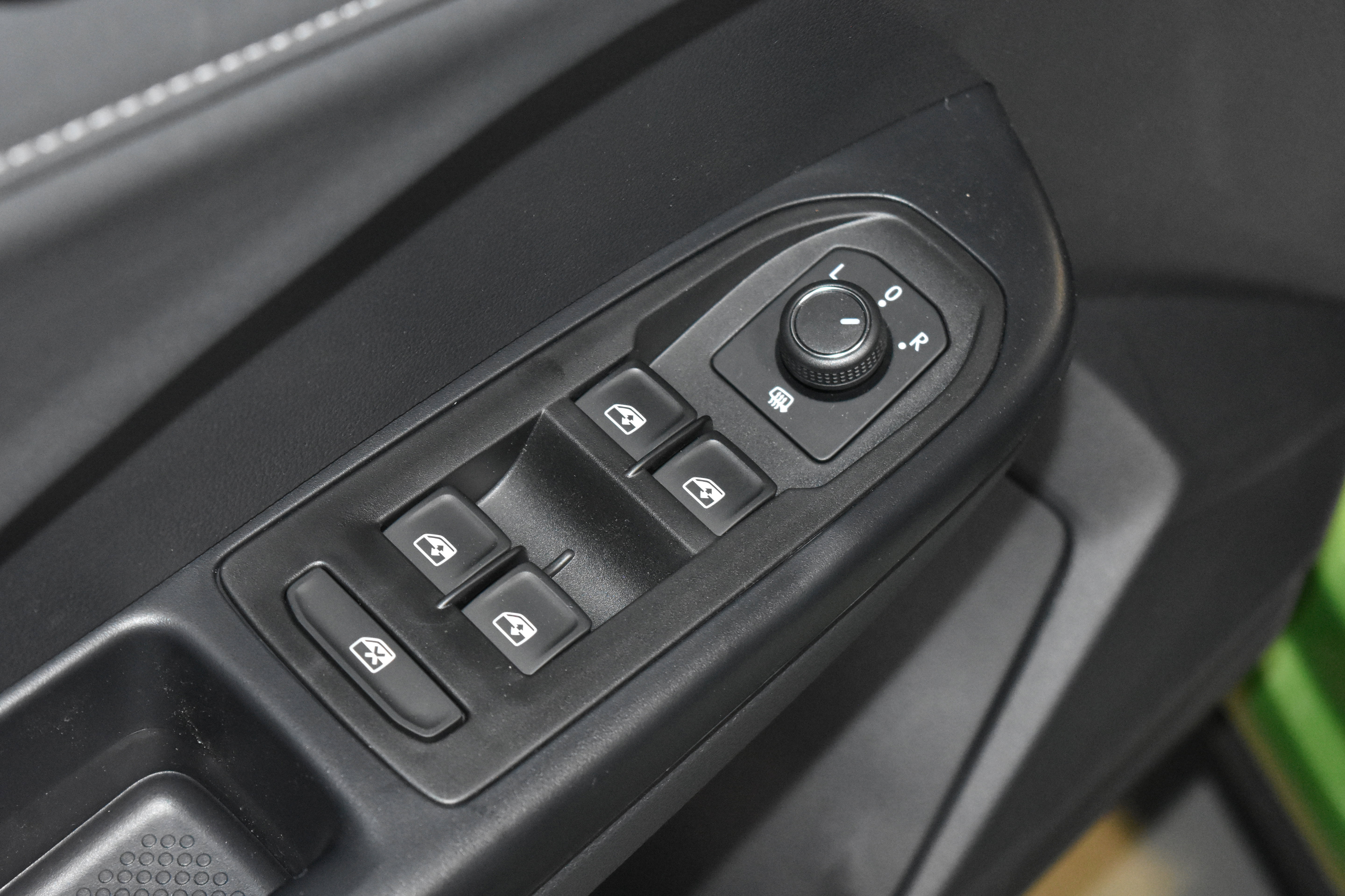 New 2026 Volkswagen Taos SE FWD image 4