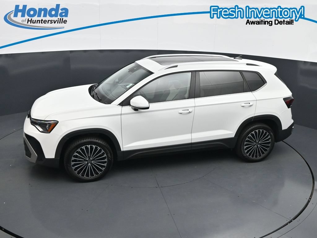 Used 2025 Volkswagen Taos SE w/ Panoramic Sunroof Package FWD image 22