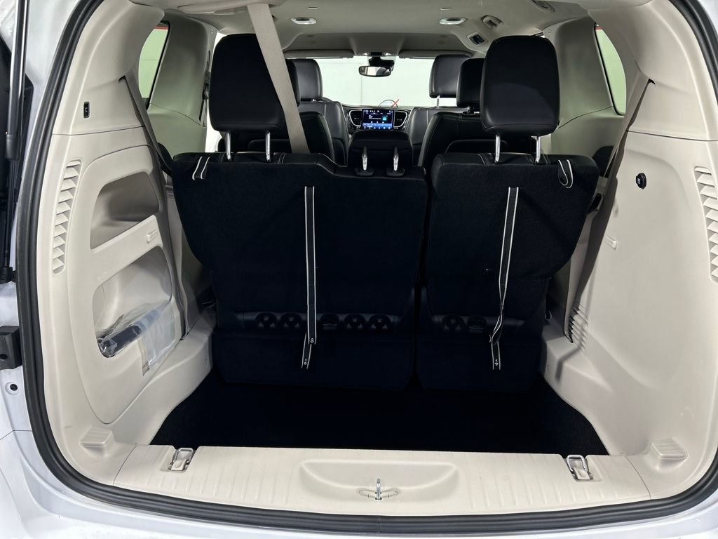 Used 2024 Chrysler Pacifica Touring-L FWD image 19