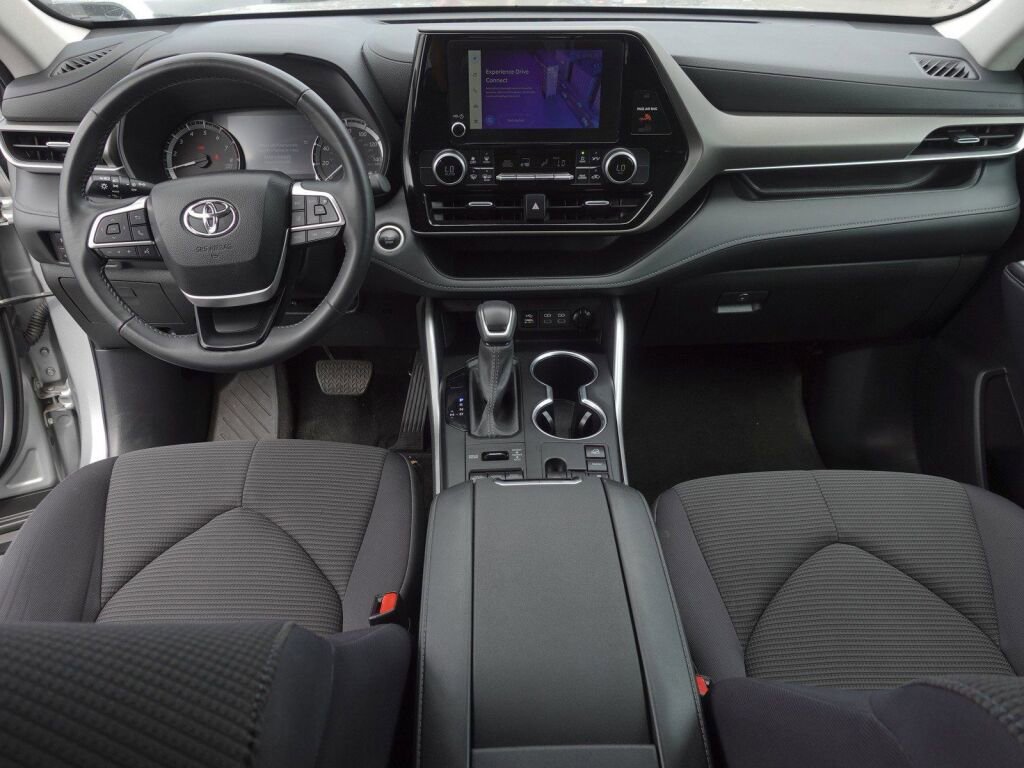 Certified 2024 Toyota Highlander LE image 12