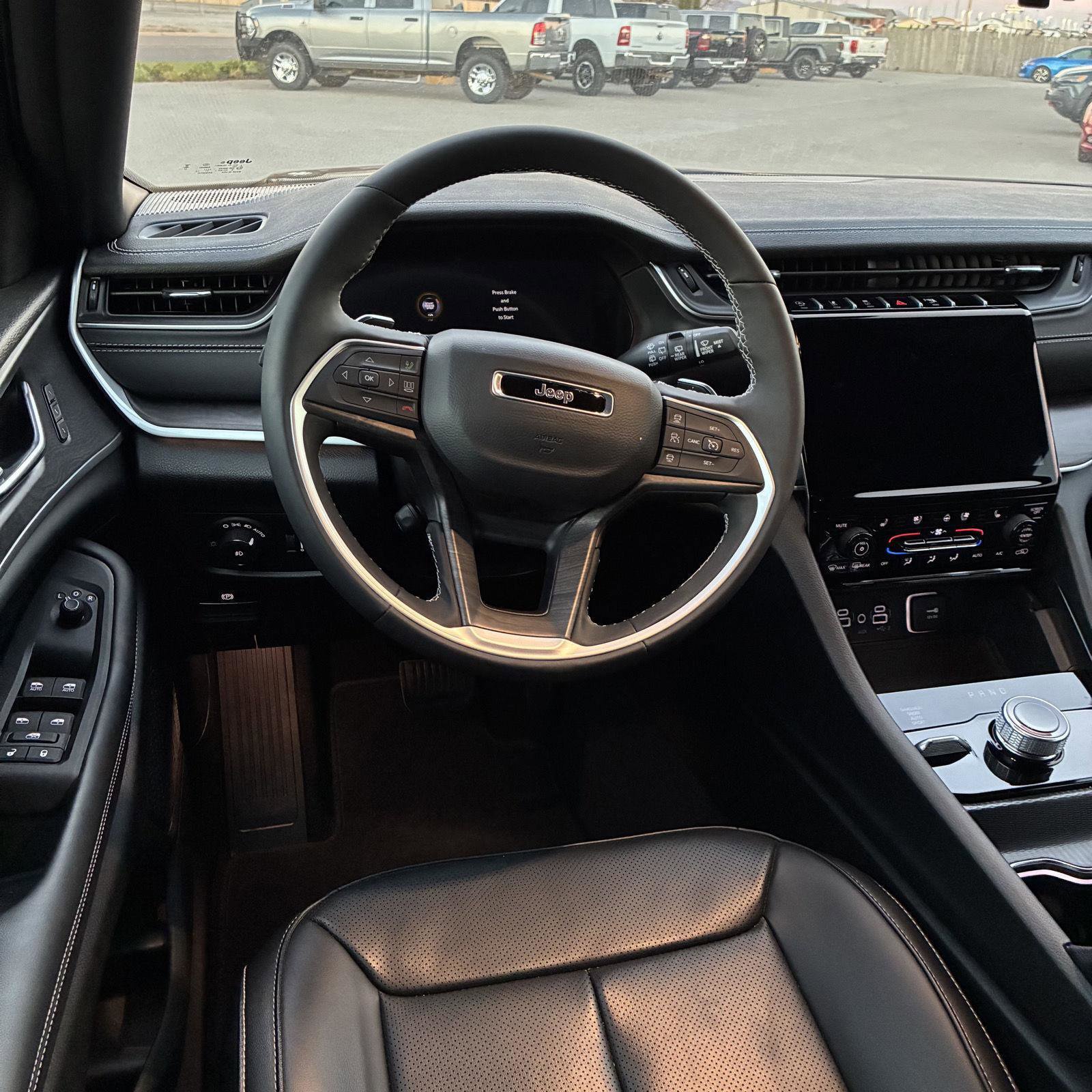 Used 2025 Jeep Grand Cherokee L Limited w/ Luxury Tech Group II image 4