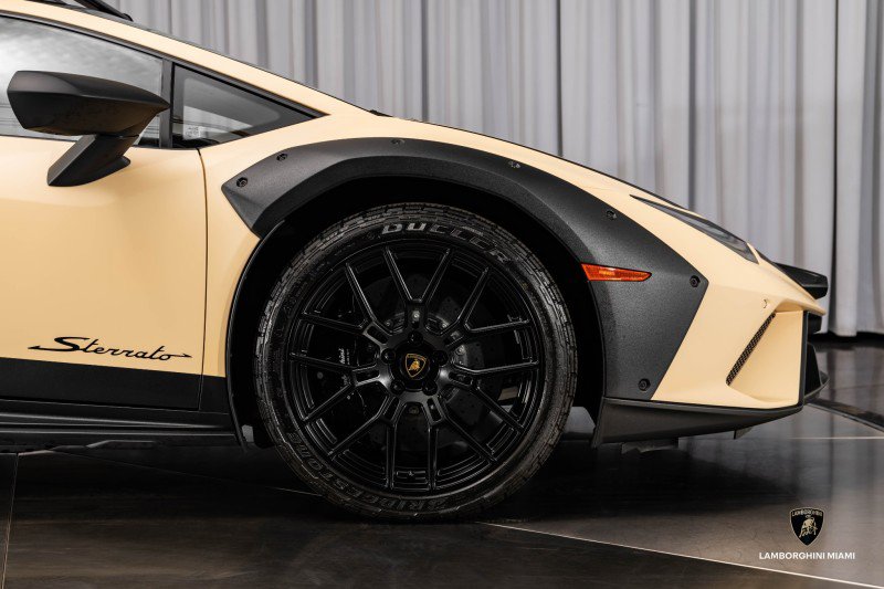 Used 2024 Lamborghini Huracan Sterrato image 32
