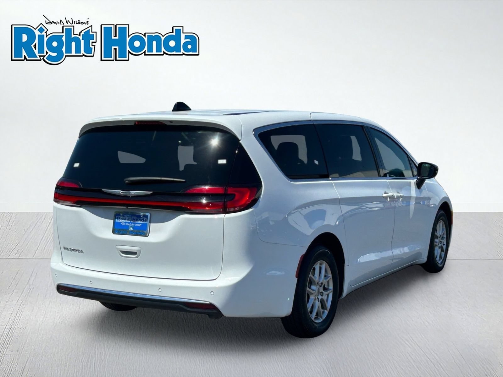 Used 2025 Chrysler Pacifica Select FWD image 5