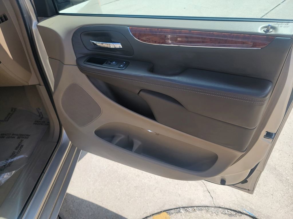 Used 2013 Chrysler Town & Country Touring-L w/ Entertainment Group #2 FWD image 14