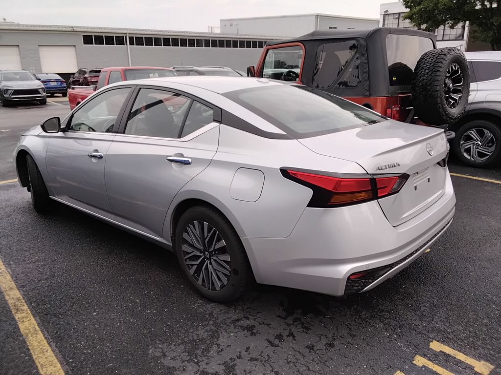 Used 2024 Nissan Altima 2.5 SV FWD image 6