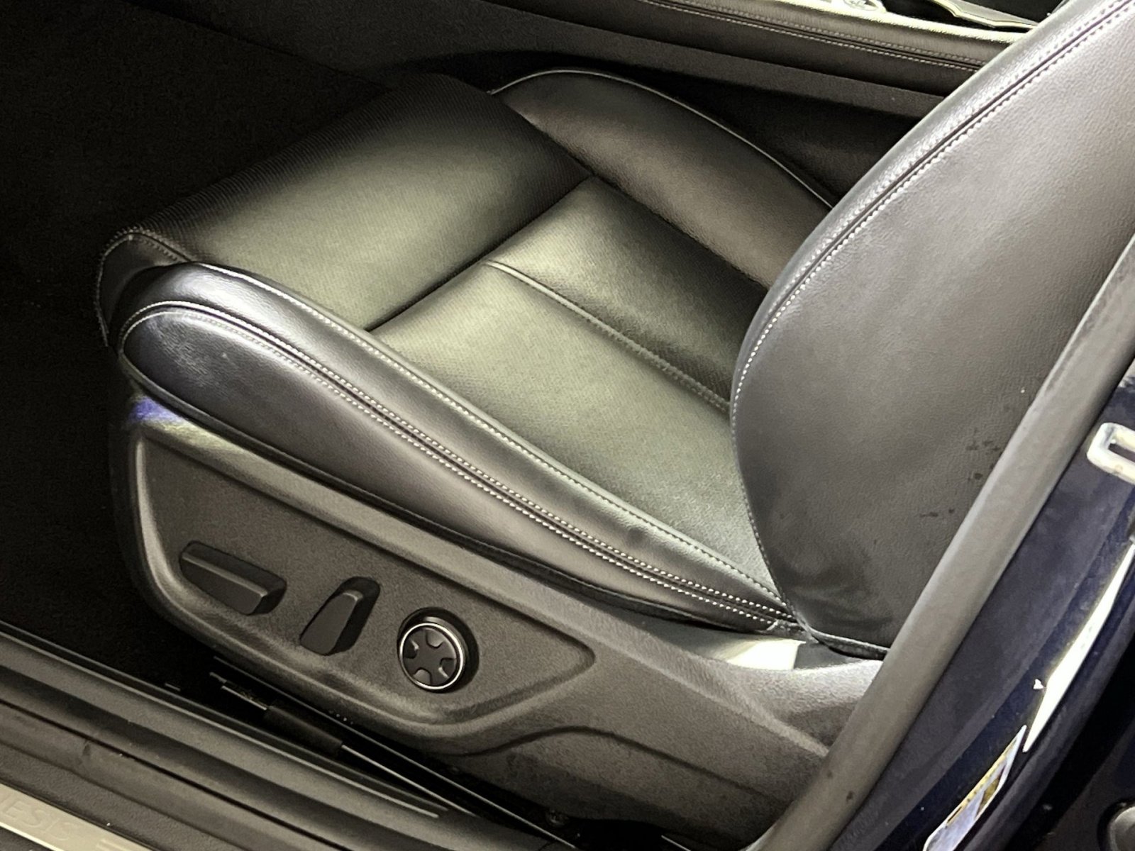 Used 2023 Genesis G70 2.0T image 12