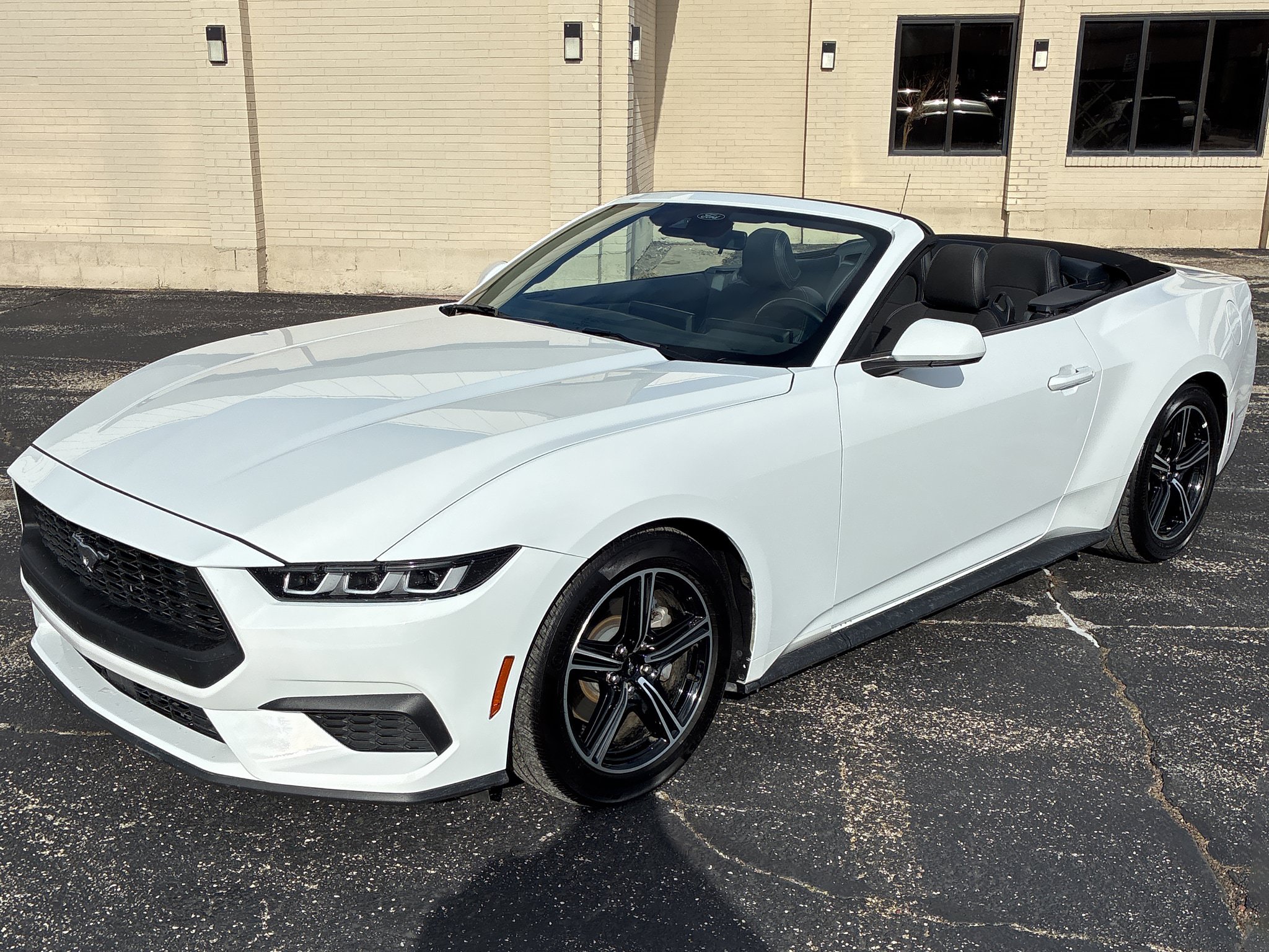 Used 2024 Ford Mustang Convertible RWD image 2