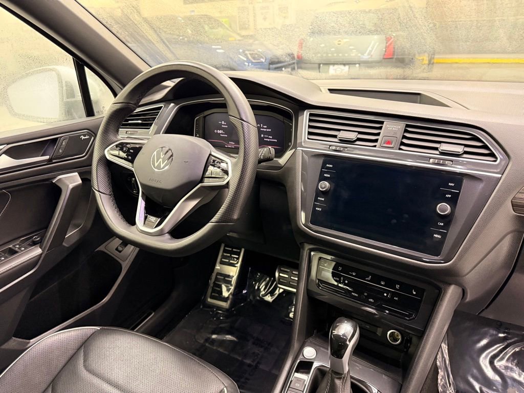 Used 2024 Volkswagen Tiguan SEL R-Line image 31