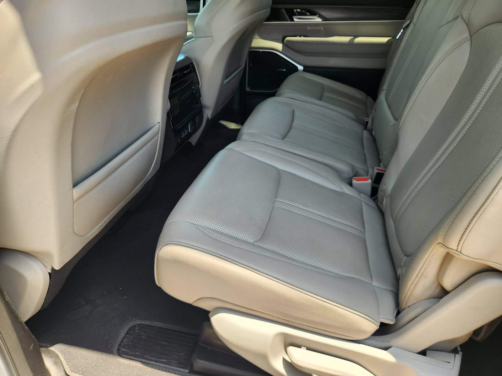 Used 2024 Jeep Wagoneer Series II w/ Flexible Seating Group AWD/4WD image 28