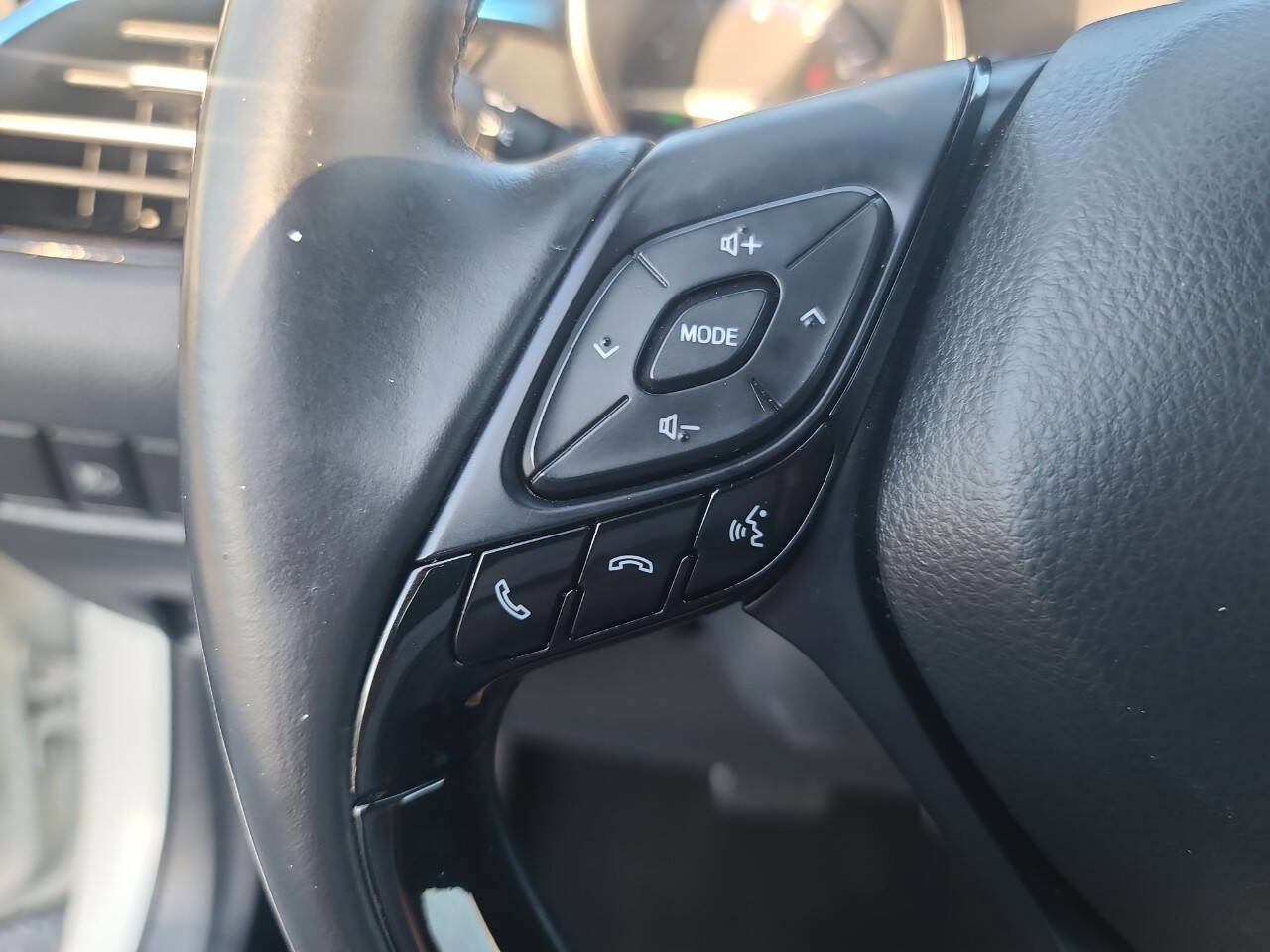 Used 2019 Toyota C-HR XLE FWD image 18